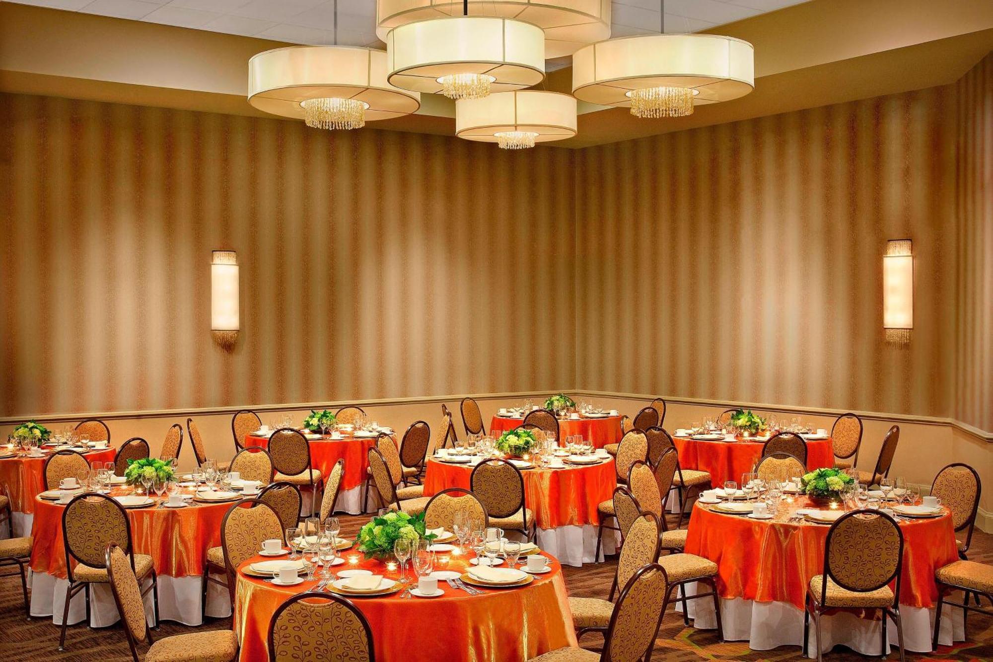 Sheraton Airport Hotel 3*