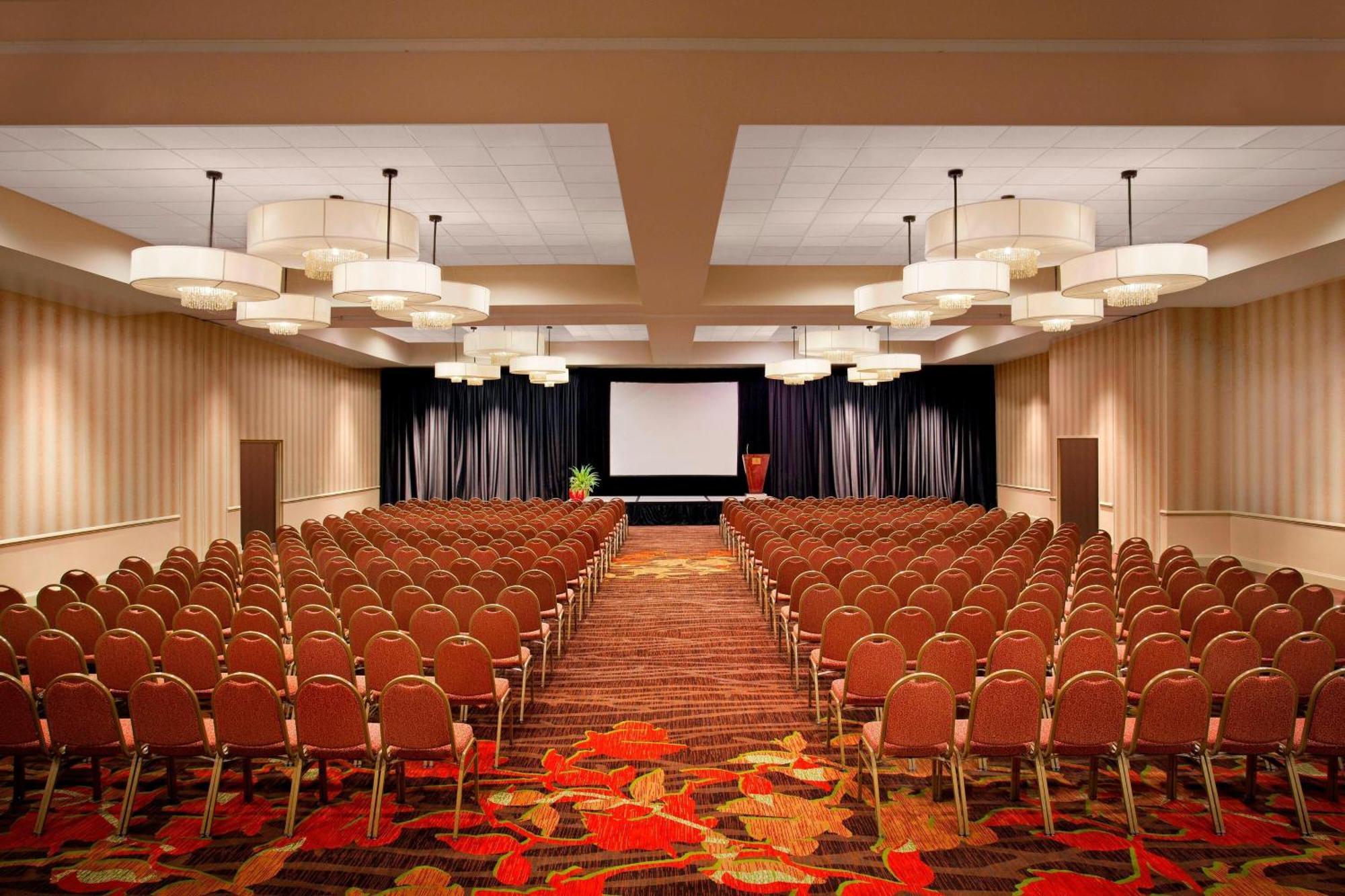 Hotel Sheraton Airport 3*